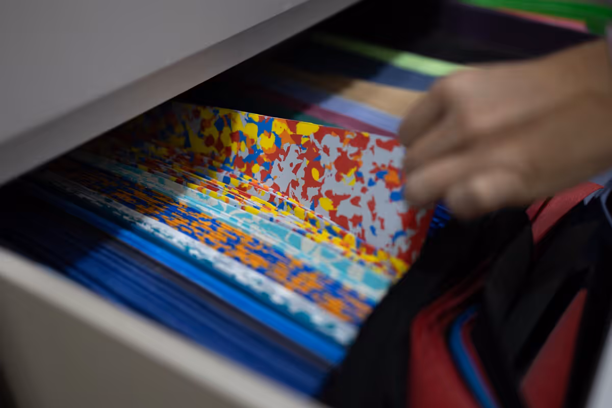 Cajón de materiales de colores para fabricación de plantillas podológicas en Centro Podológico Henao