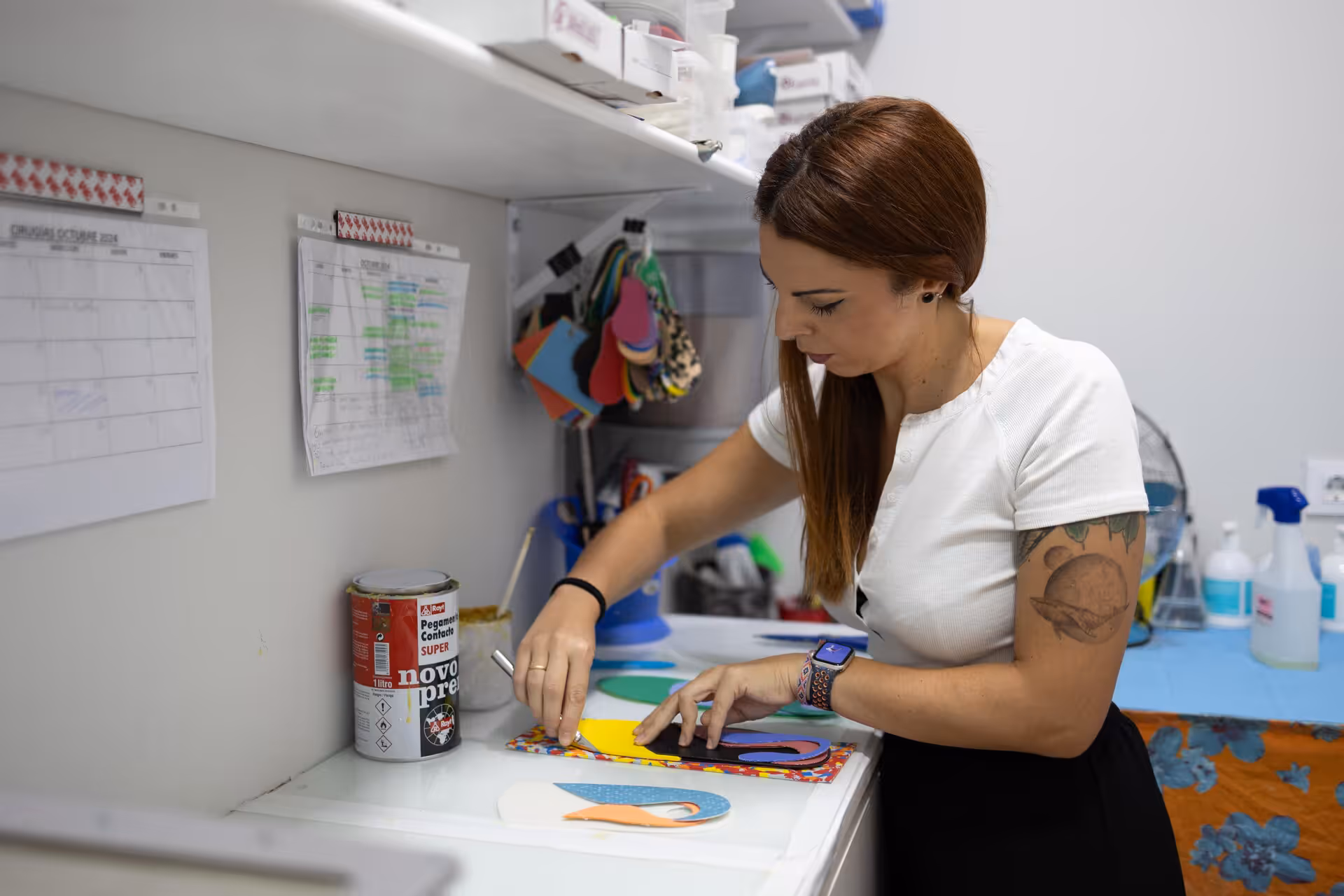 Plantillas podológicas personalizadas fabricadas a medida junto a plataforma de presiones para estudio biomecánico