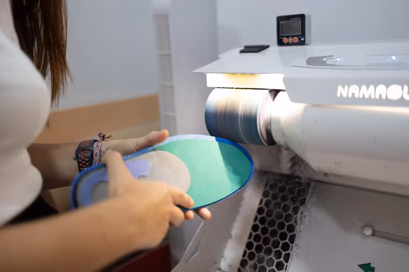 Fabricación artesanal de plantilla podológica con máquina pulidora en Centro Podológico Henao