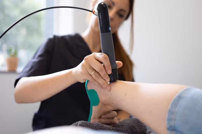 Aplicación de ondas de choque STORZ Medical en tobillo de paciente en Bilbao